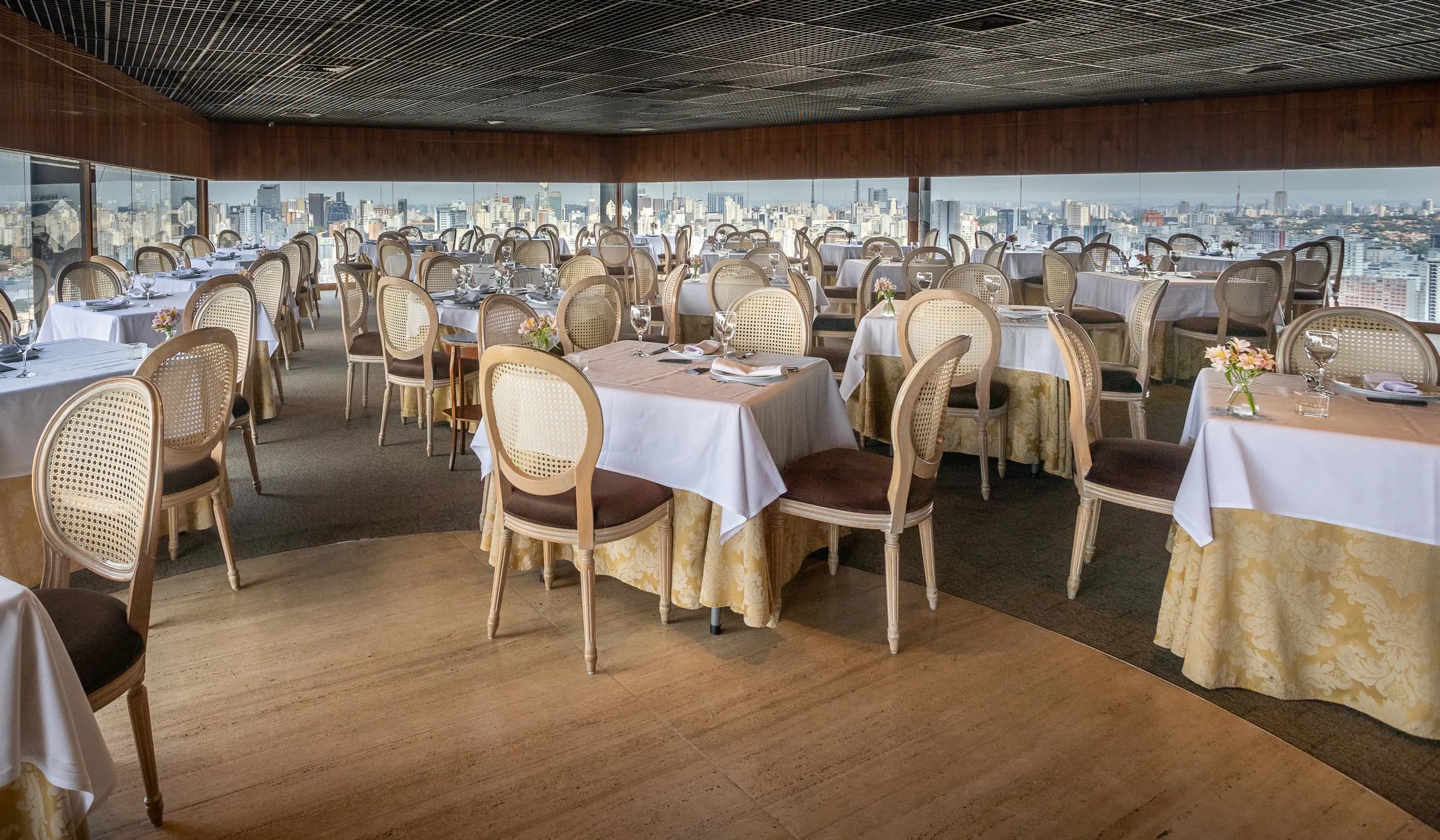 Sala Panorama com vista da cidade